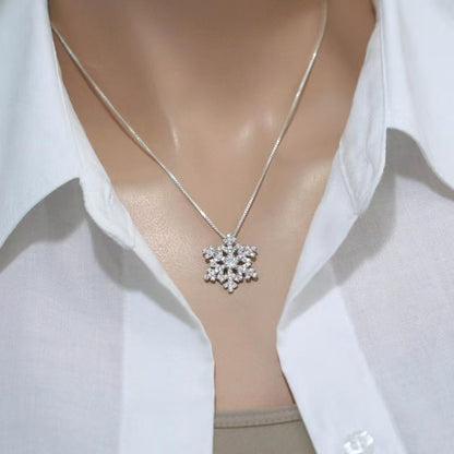 Lightweight Luxury Zircon Snowflake Pendant Necklace For Women